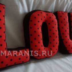 Слово LOVE из букв-подушек размером 30см.x 20cм