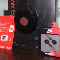 Наушники Nike, карта SanDisk на 16Гб и копия Beats Audio Solo